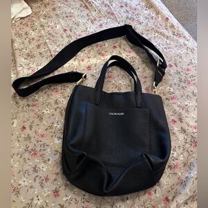 Calvin Klein Larissa Black Leather Crossbody Bag Women's Handbag B3412